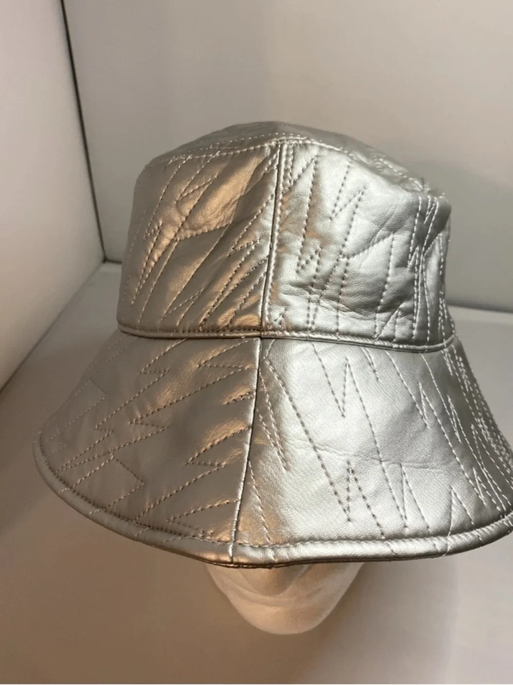 N/A stylish silver
